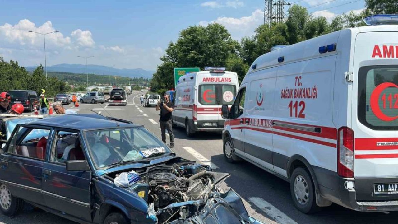 Anadolu Otoyolu’nda iki otomobil çarpıştı: 5’i çocuk 8 yaralı 11