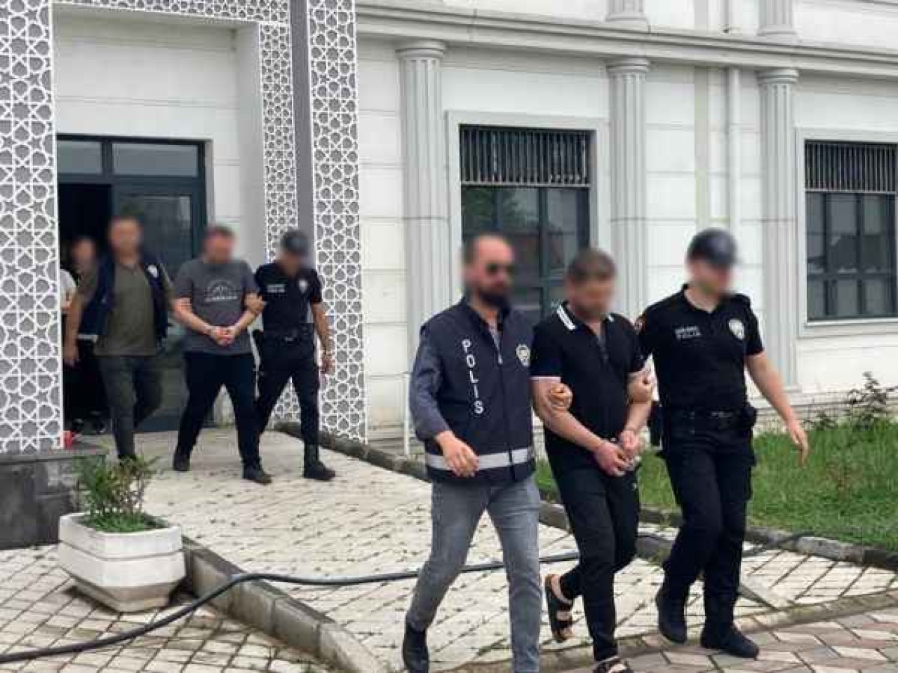 Sopayla saldırıp gasp ettiler: 5 kişi tutuklandı