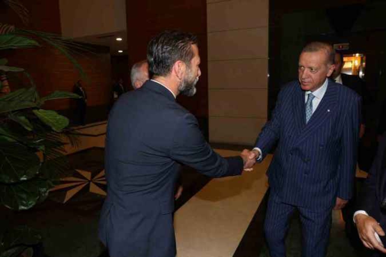 Aygün, Cumhurbaşkanı Erdoğan’a Çenesuyu’nun cam şişe ürününü takdim etti