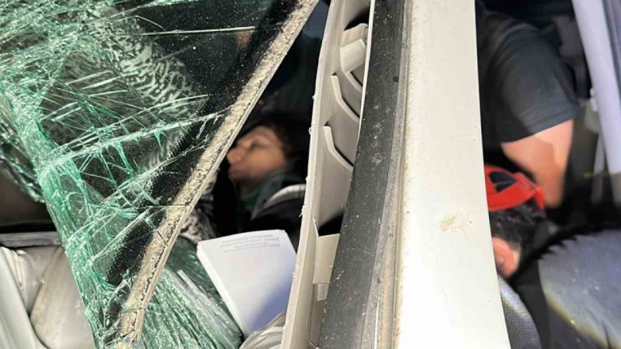 Tomruk yüklü tıra minibüs çarptı: 1 ölü, 20 yaralı 6