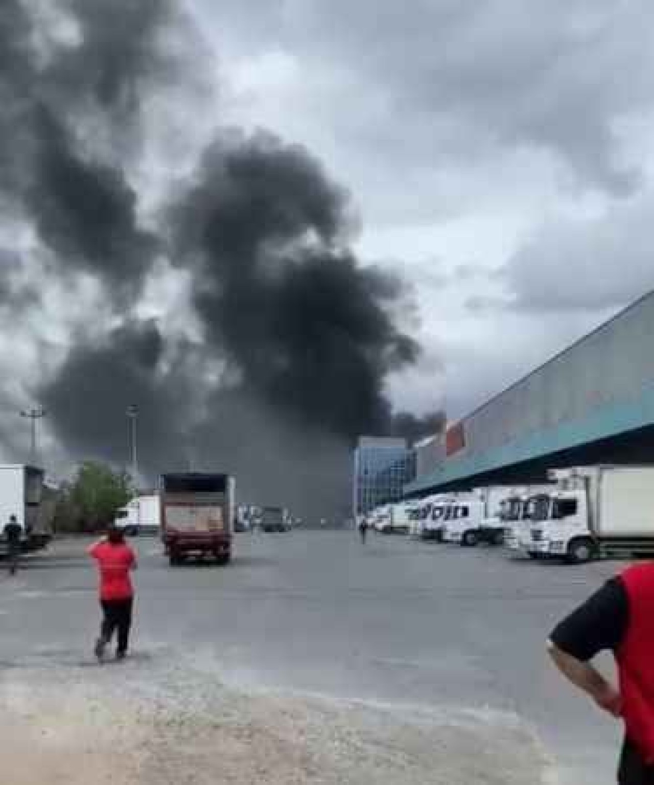 Kocaeli’de Migros deposunda büyük yangın
