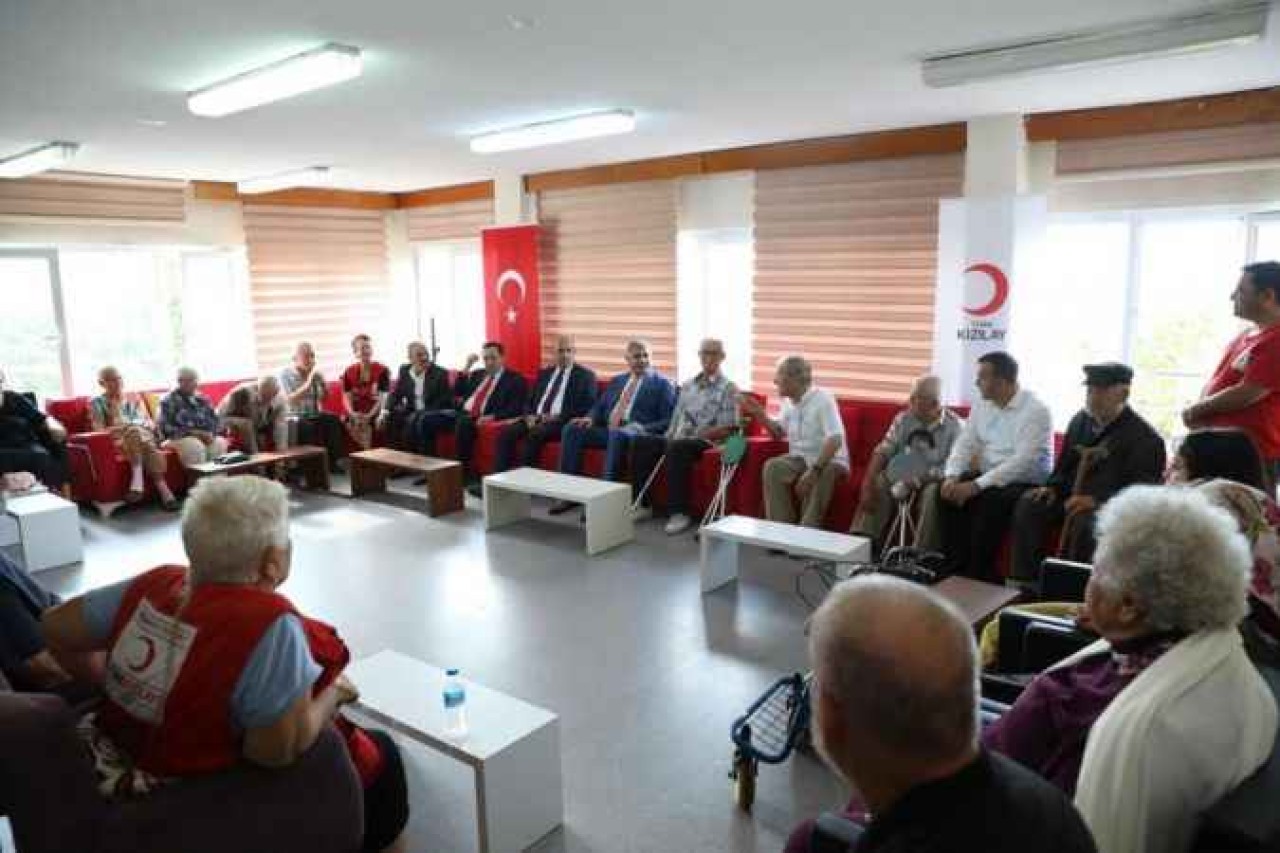 Vali Selçuk Aslan huzurevi sakinleri ile buluştu 3