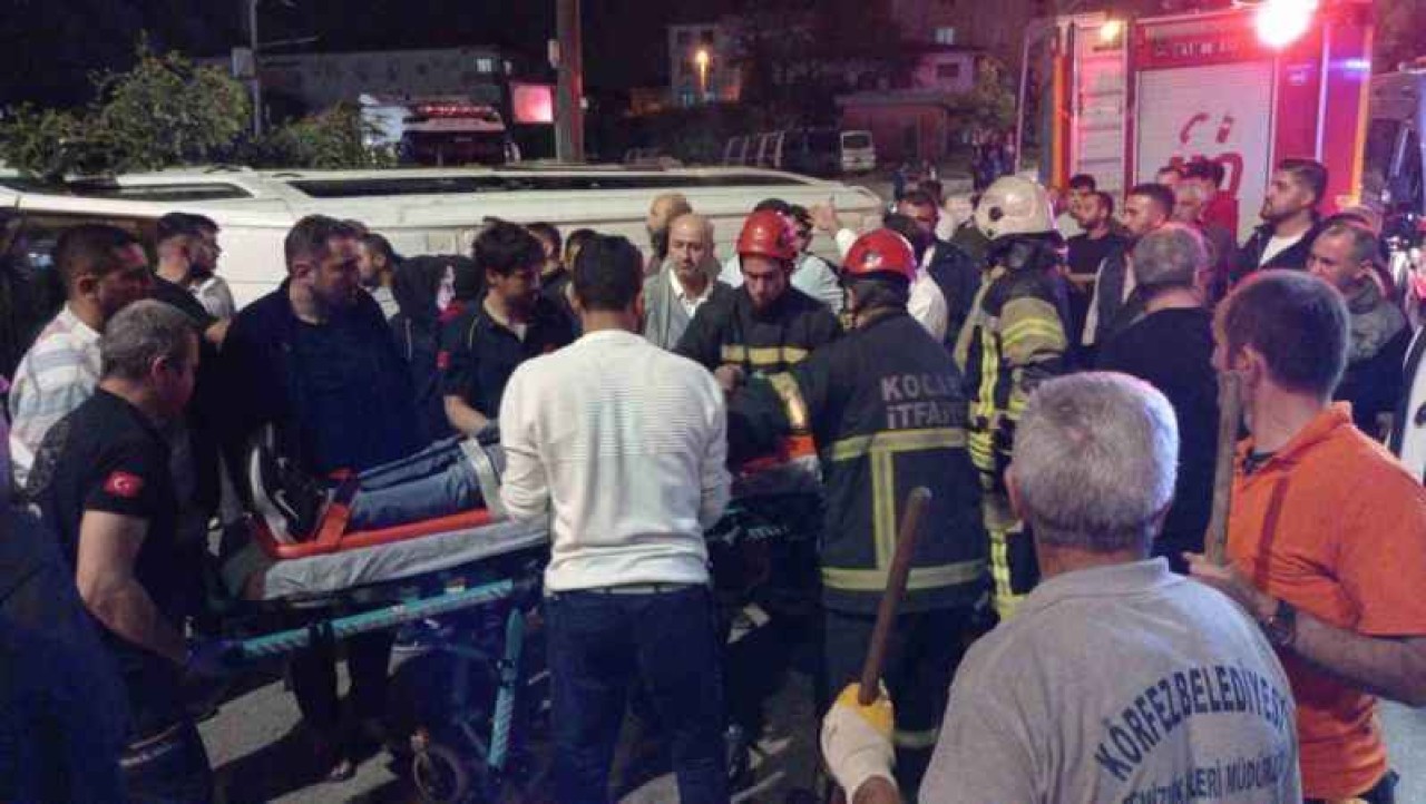 Minibüs Ağaca Çarparak Devrildi 3