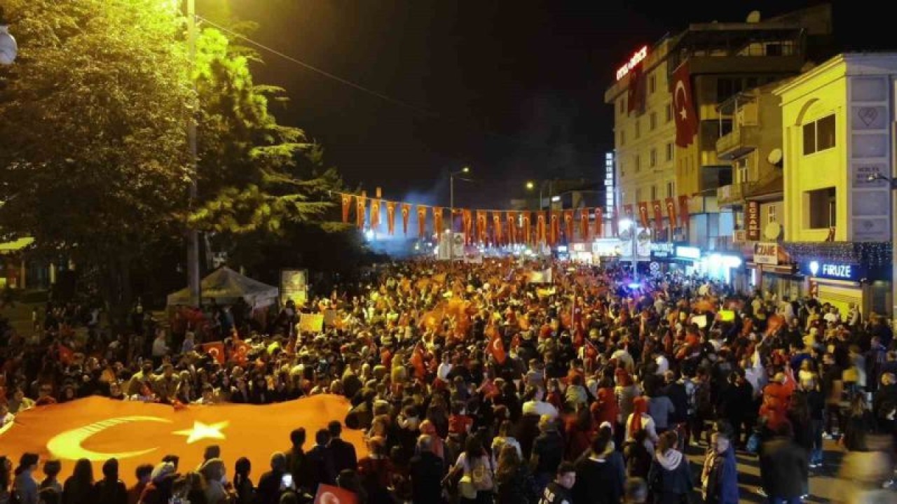 Düzce’de on binlerce kişi Cumhuriyet Bayramı’nı fener alayı ile kutladı 10