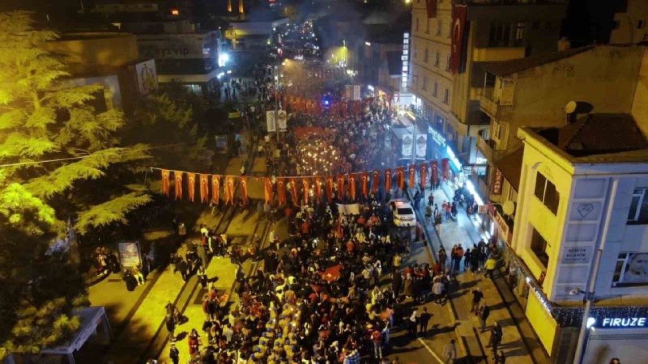 Düzce’de on binlerce kişi Cumhuriyet Bayramı’nı fener alayı ile kutladı 11