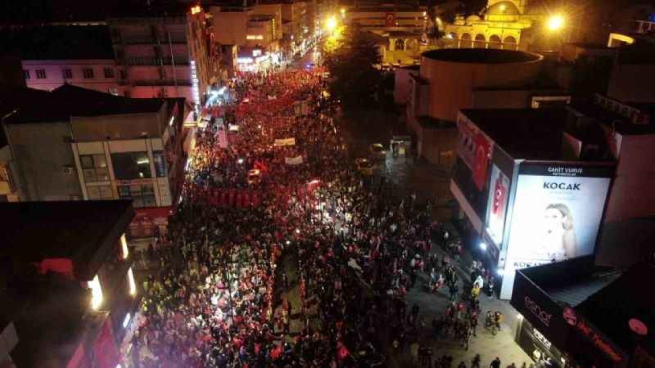 Düzce’de on binlerce kişi Cumhuriyet Bayramı’nı fener alayı ile kutladı 12