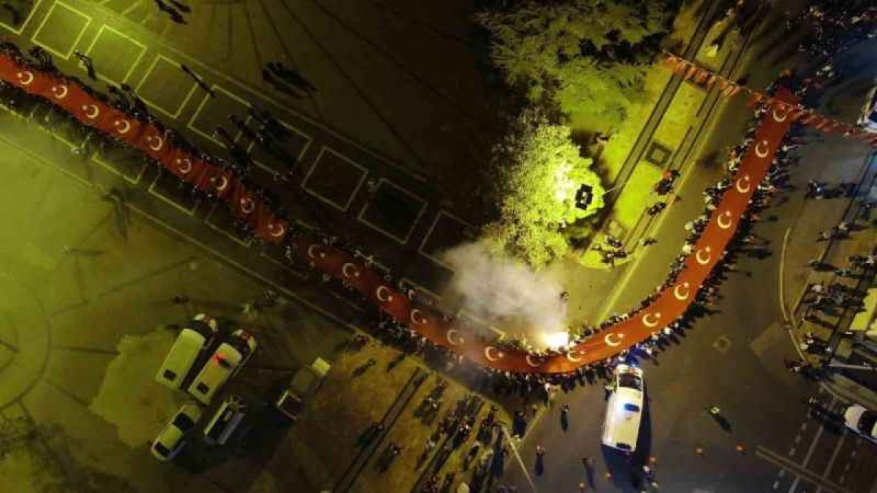 Düzce’de on binlerce kişi Cumhuriyet Bayramı’nı fener alayı ile kutladı 14