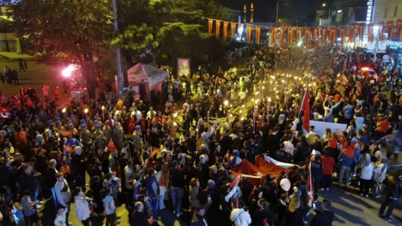 Düzce’de on binlerce kişi Cumhuriyet Bayramı’nı fener alayı ile kutladı 15
