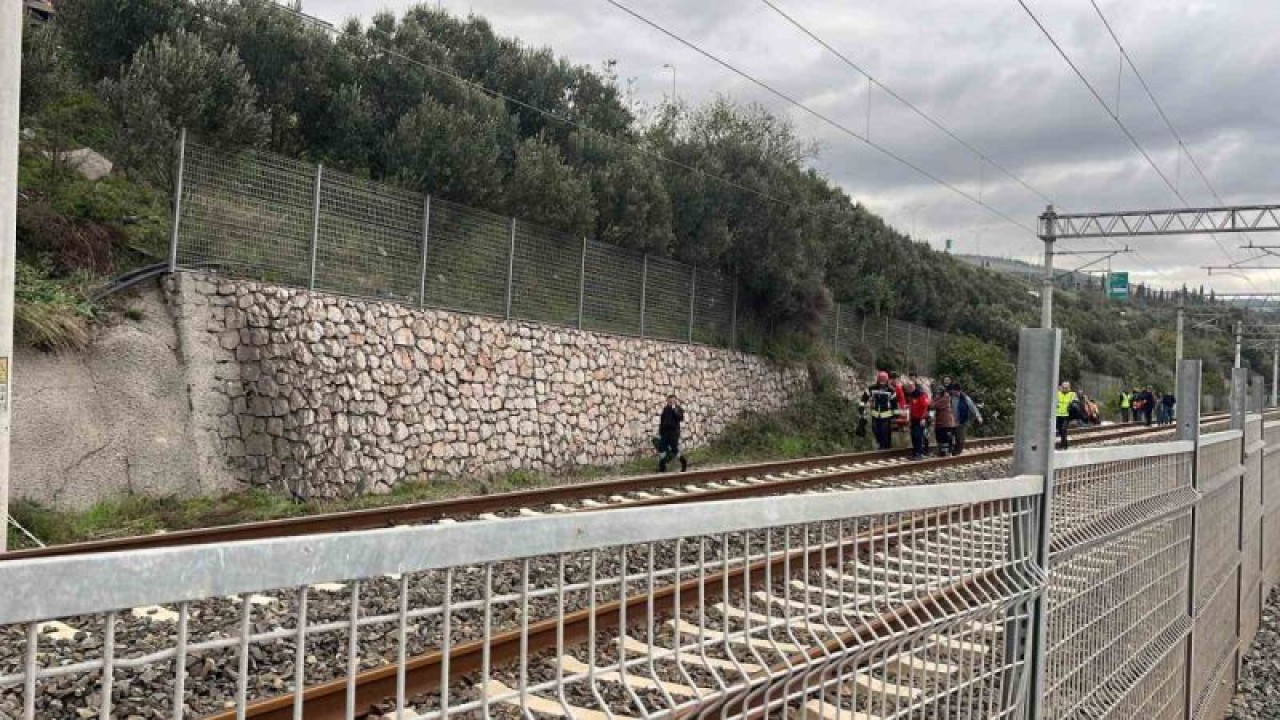 Kocaeli'de Yüksek Hızlı Tren Yayalara Çarptı 3