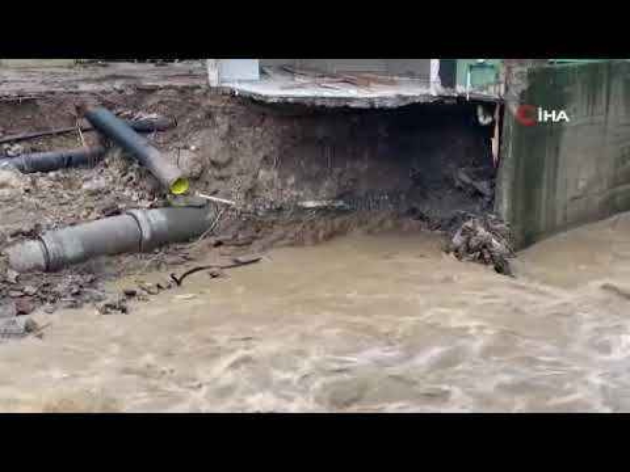 Kocaeli'de Dere Yatağı Çöktü 7