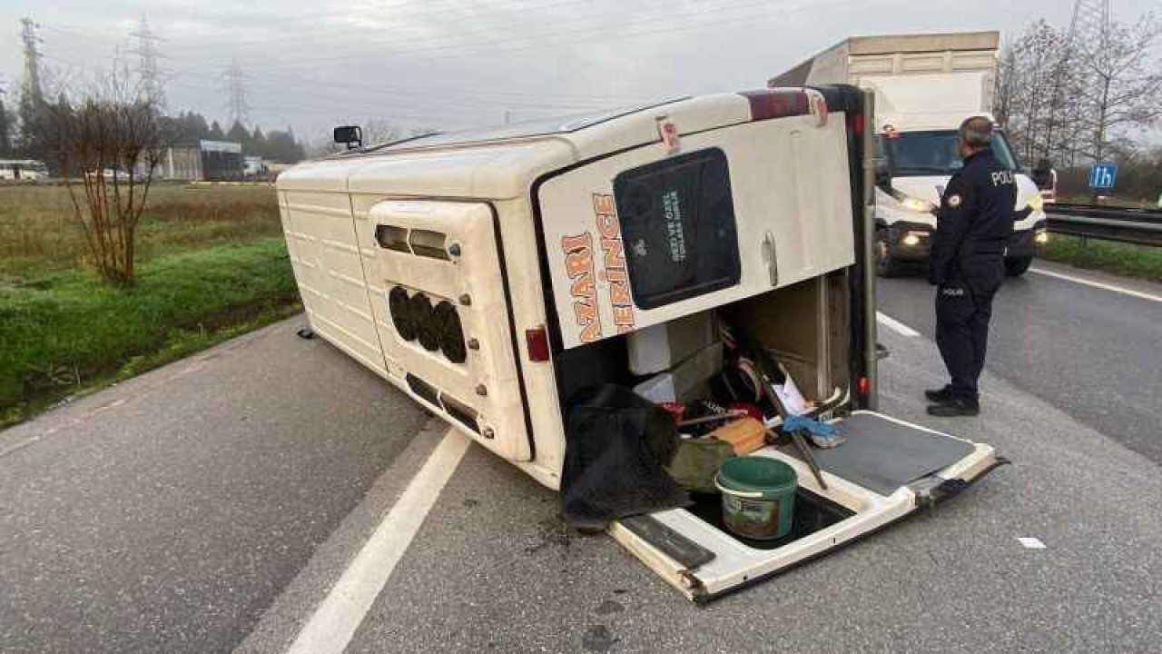 Otomobil Minibüsle Çarpıştı, Ortalık Savaş Alanına Döndü 8