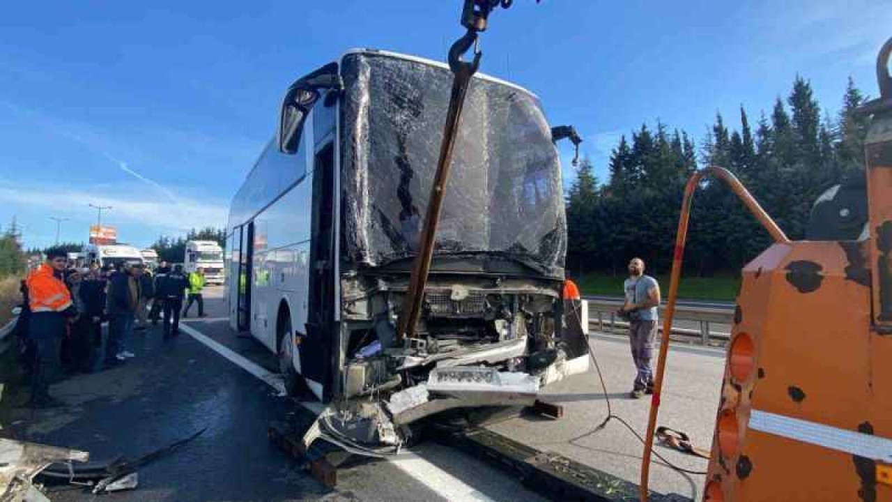 TEM’de yolcu otobüsü tıra çarptı: 13 yaralı 9