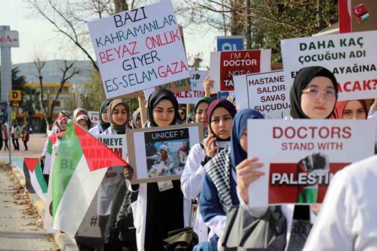 Hekimler gerçekleştirdikleri ‘sessiz yürüyüş’ ile İsrail’i kınadı 5