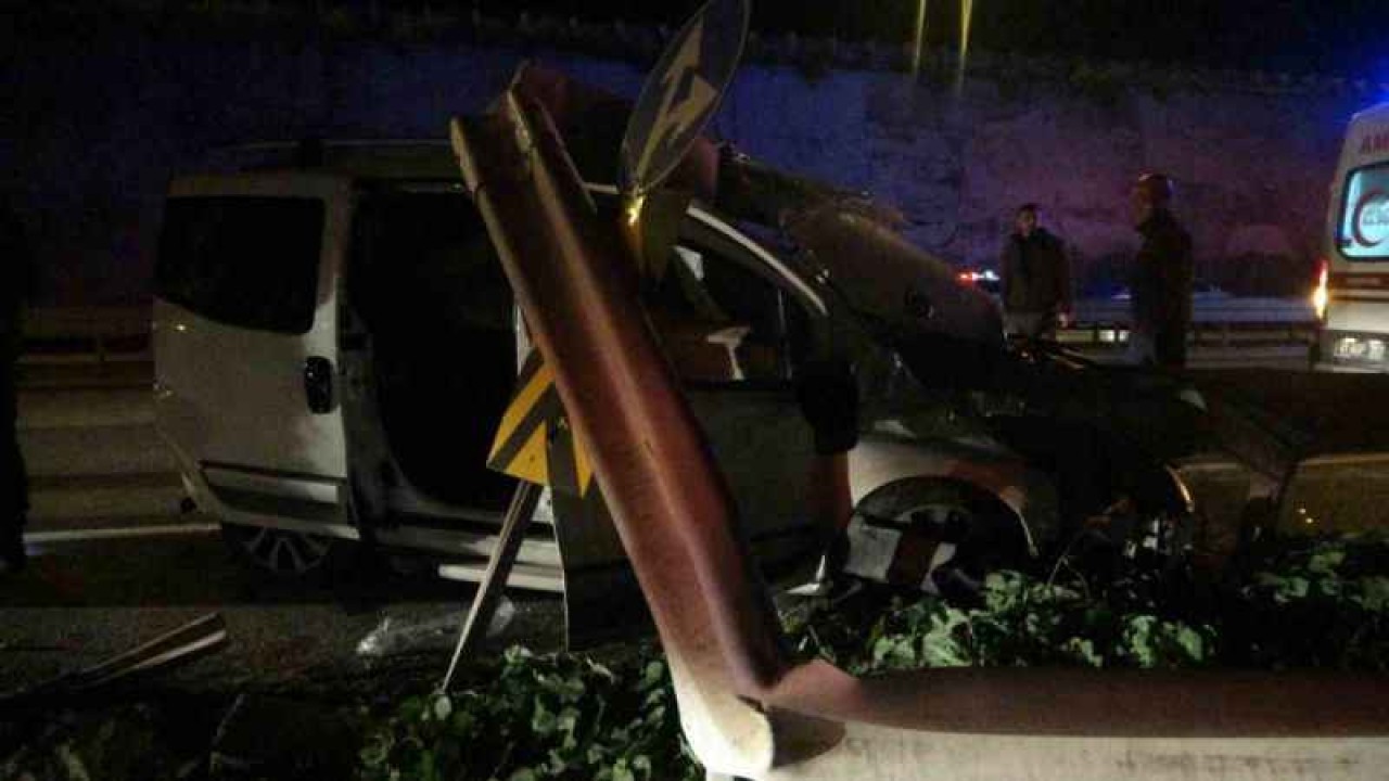 Kontrolden Çıkan Araç Bariyere Saplandı: 1'i Ağır 3 Kişi Yaralandı 4
