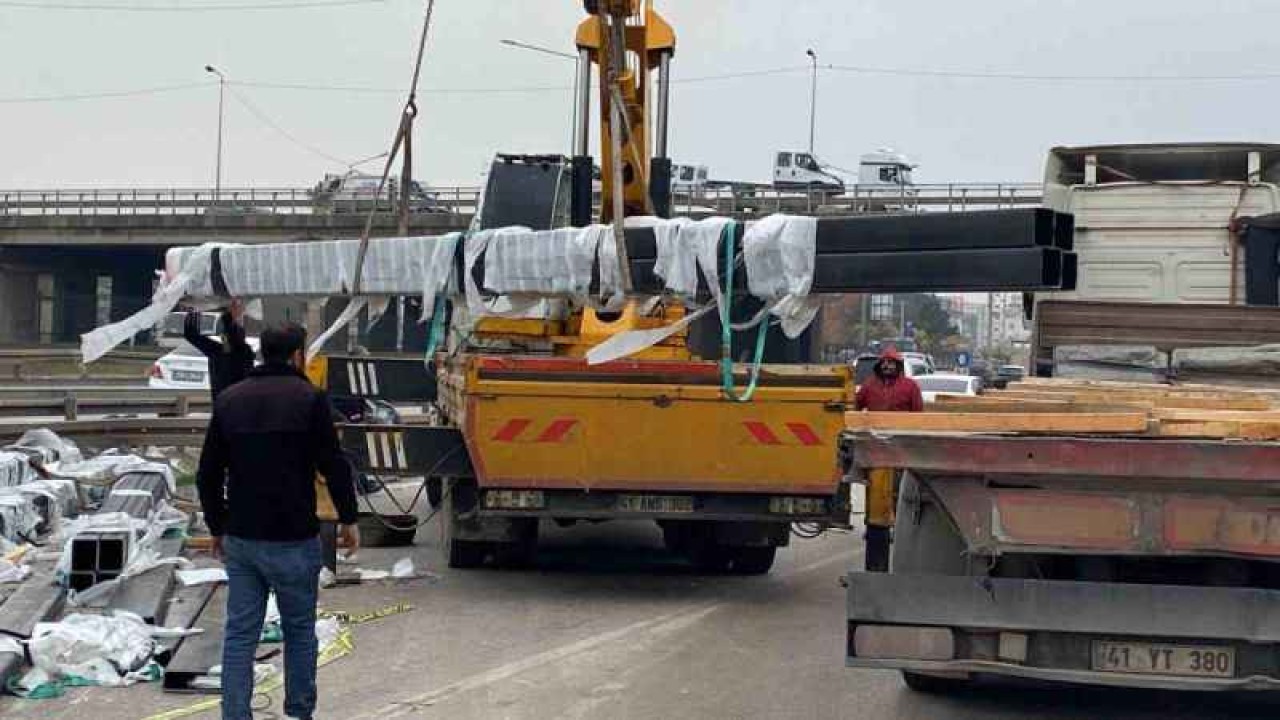 Tırdan Düşen Demir Profiller yolu Kapattı 4