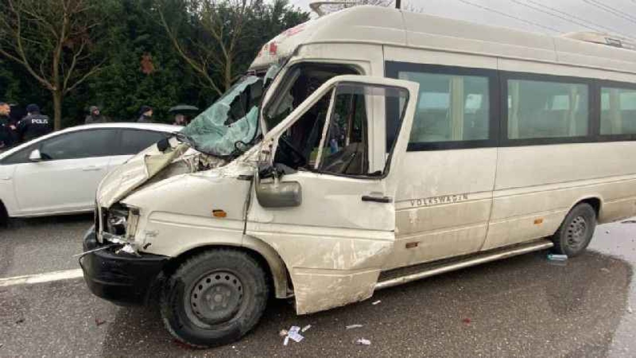 Yolcu minibüsü kamyona çarptı: 2 yaralı 7