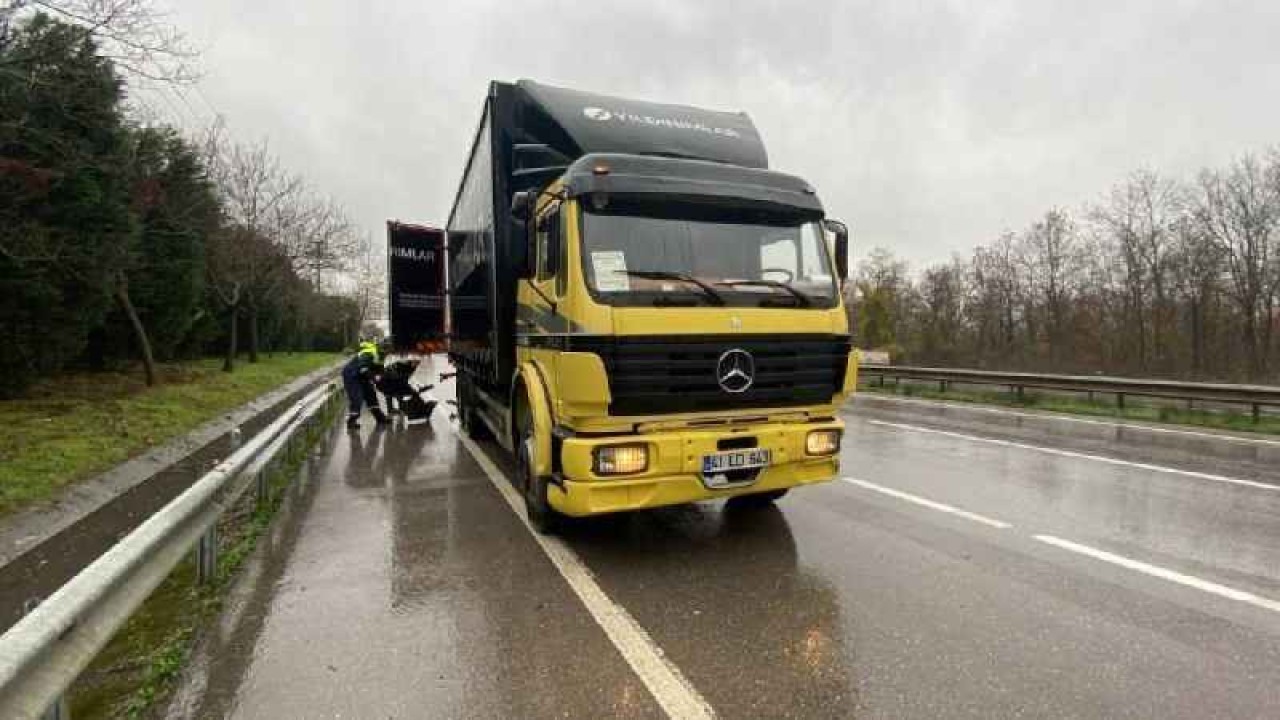 Yolcu minibüsü kamyona çarptı: 2 yaralı 6