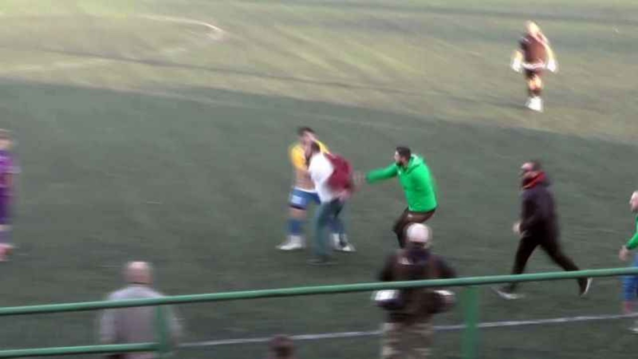 Futbolcular Arasında Başlayan Ve Tribünlere De Taşan Gerginliği Polis Ekipleri Güçlükle Ayırdı 5