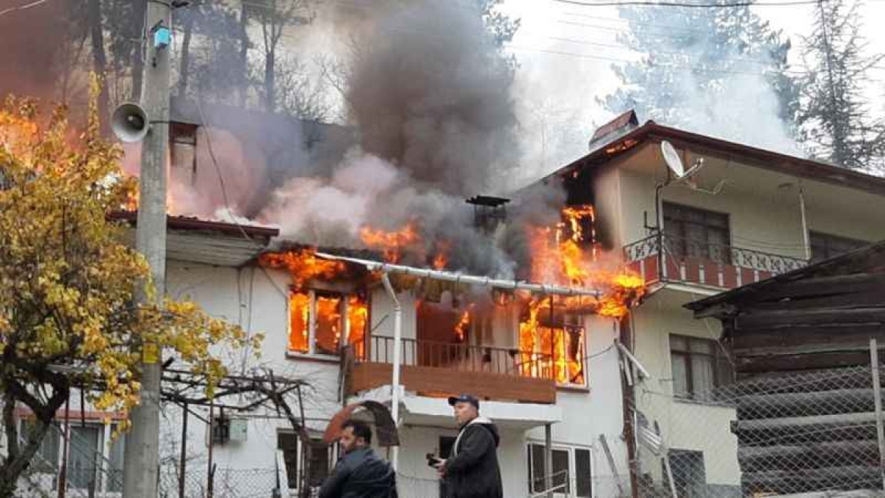 Bolu'da Bir Evde Başlayan Yangın 4 Eve Sıçradı 3