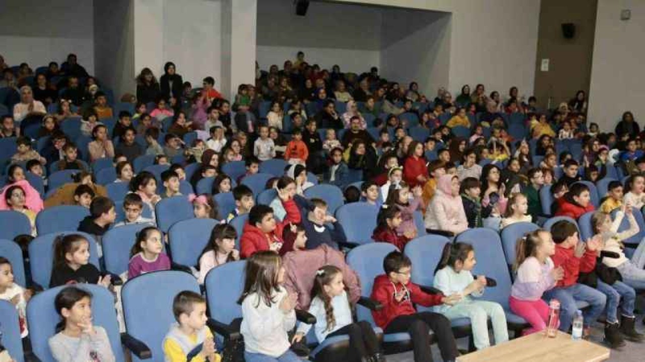 "Pamuk İle Kömür" Adlı Çocuk Tiyatrosu Minikleri Eğlendirdi 2