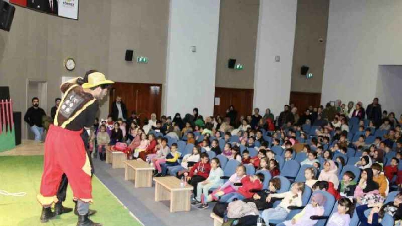 "Pamuk İle Kömür" Adlı Çocuk Tiyatrosu Minikleri Eğlendirdi 3