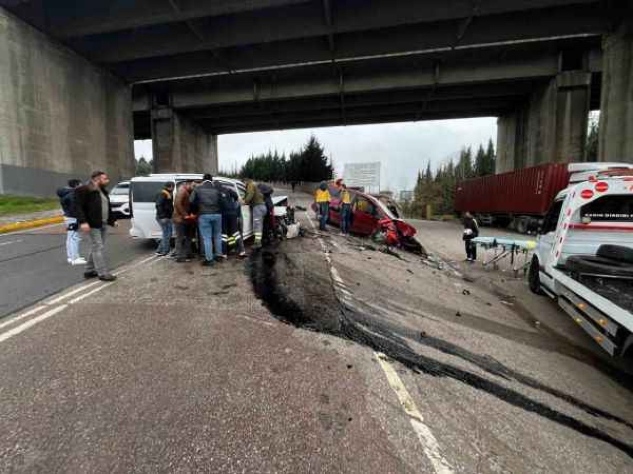 Kocaeli’de Araçlar Kafa Kafaya Çarpıştı 3