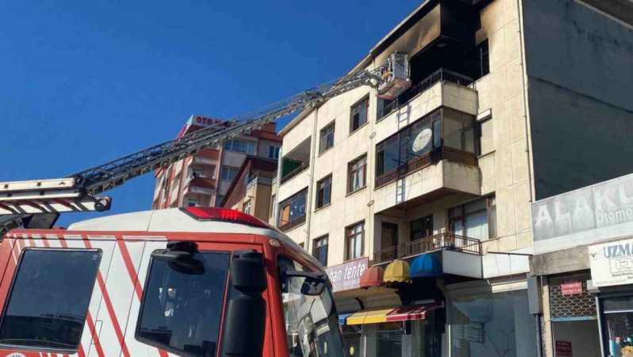 Evde çıkan yangında anne ve 2 çocuğu dumandan etkilendi 3
