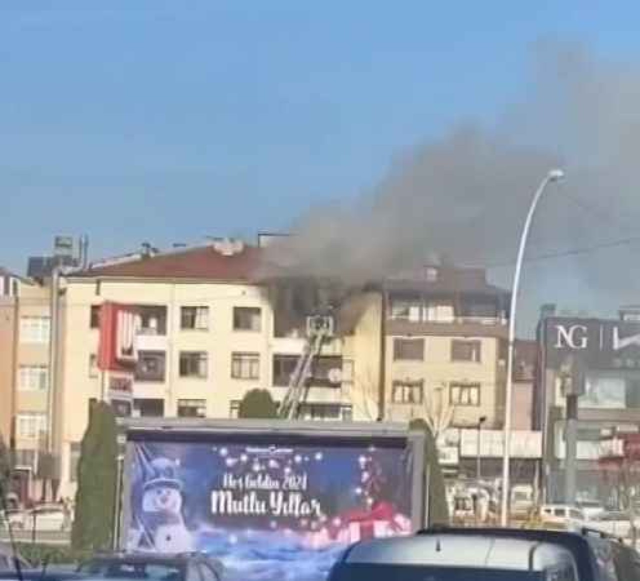Evde çıkan yangında anne ve 2 çocuğu dumandan etkilendi 4