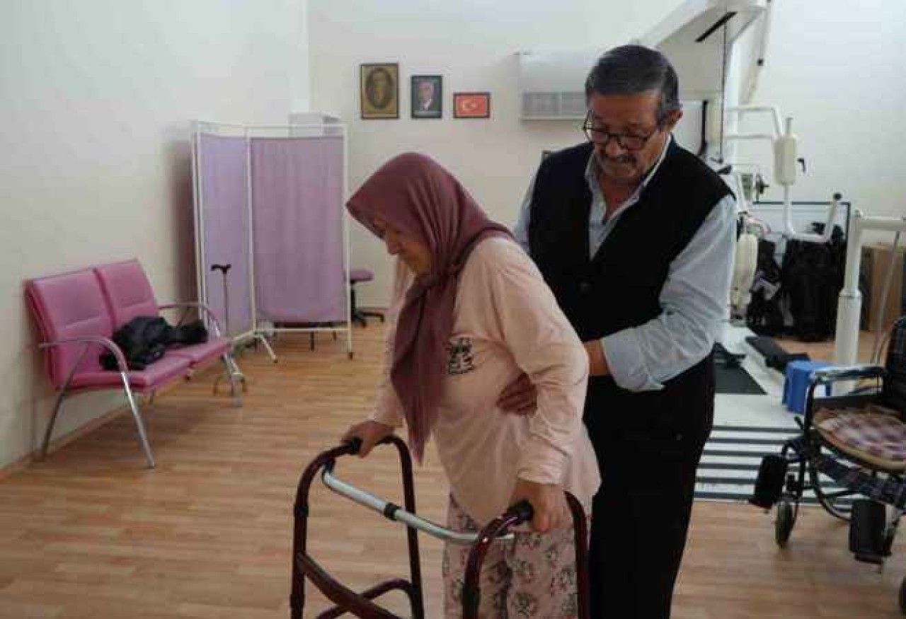 Sedye İle Geldiği Hastanede Felçli Hasta Yürümeye Başladı 2