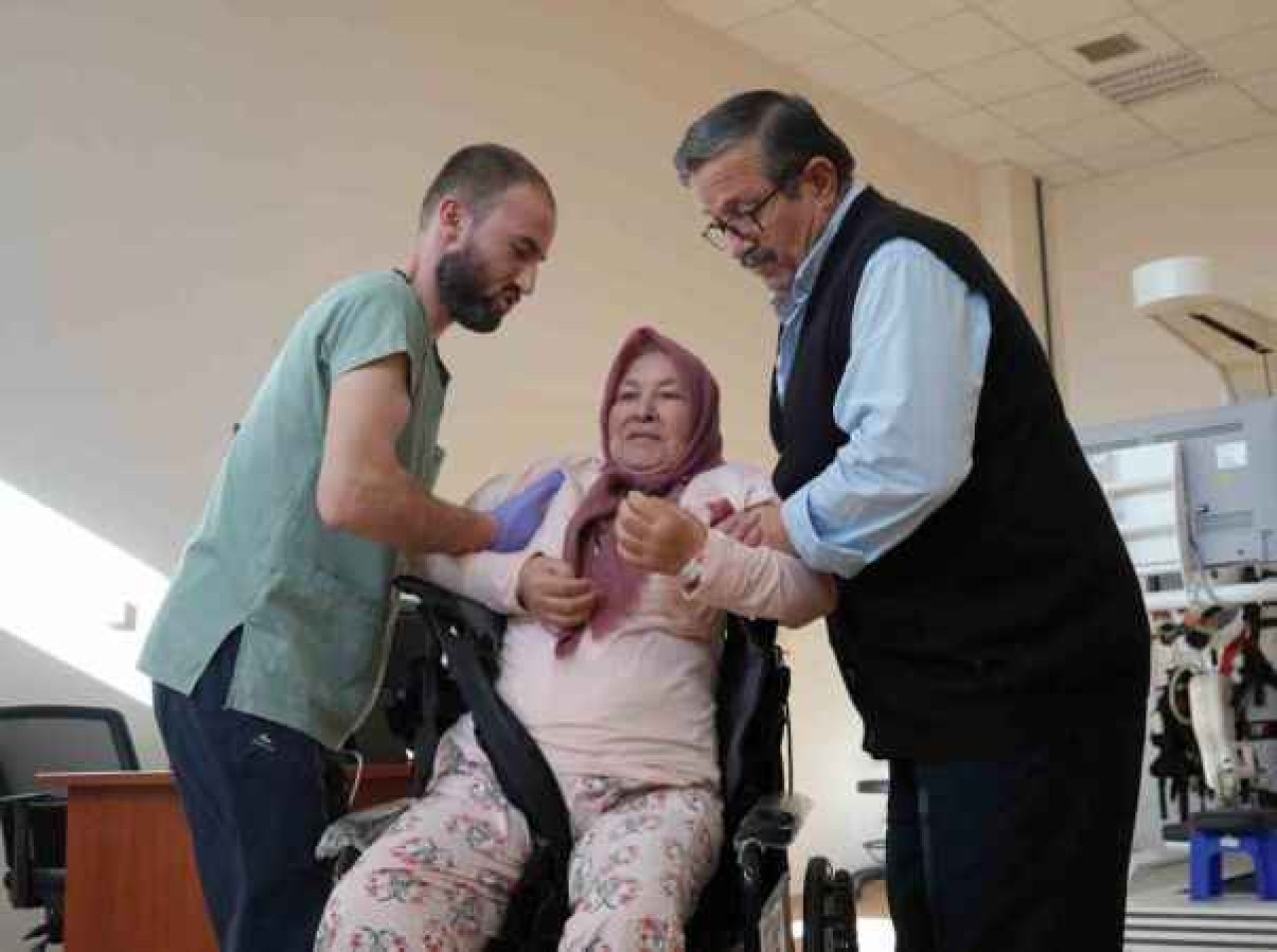 Sedye İle Geldiği Hastanede Felçli Hasta Yürümeye Başladı 7