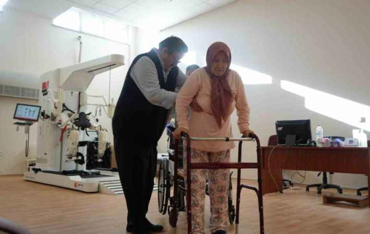 Sedye İle Geldiği Hastanede Felçli Hasta Yürümeye Başladı 9