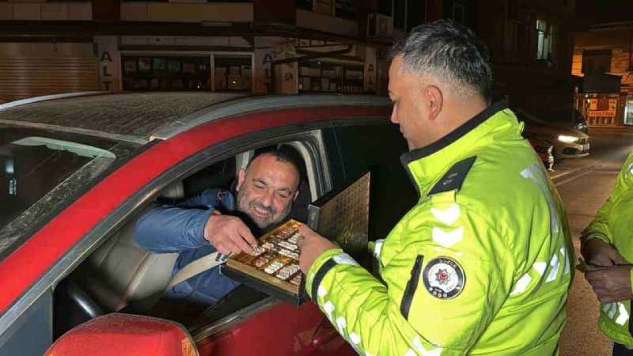 Polisten Vatandaşlara Çikolata Dağıttı 3