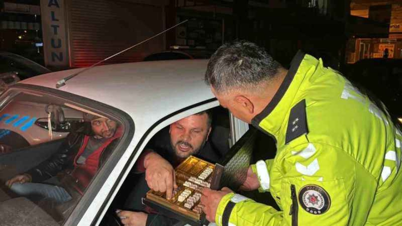 Polisten Vatandaşlara Çikolata Dağıttı 5