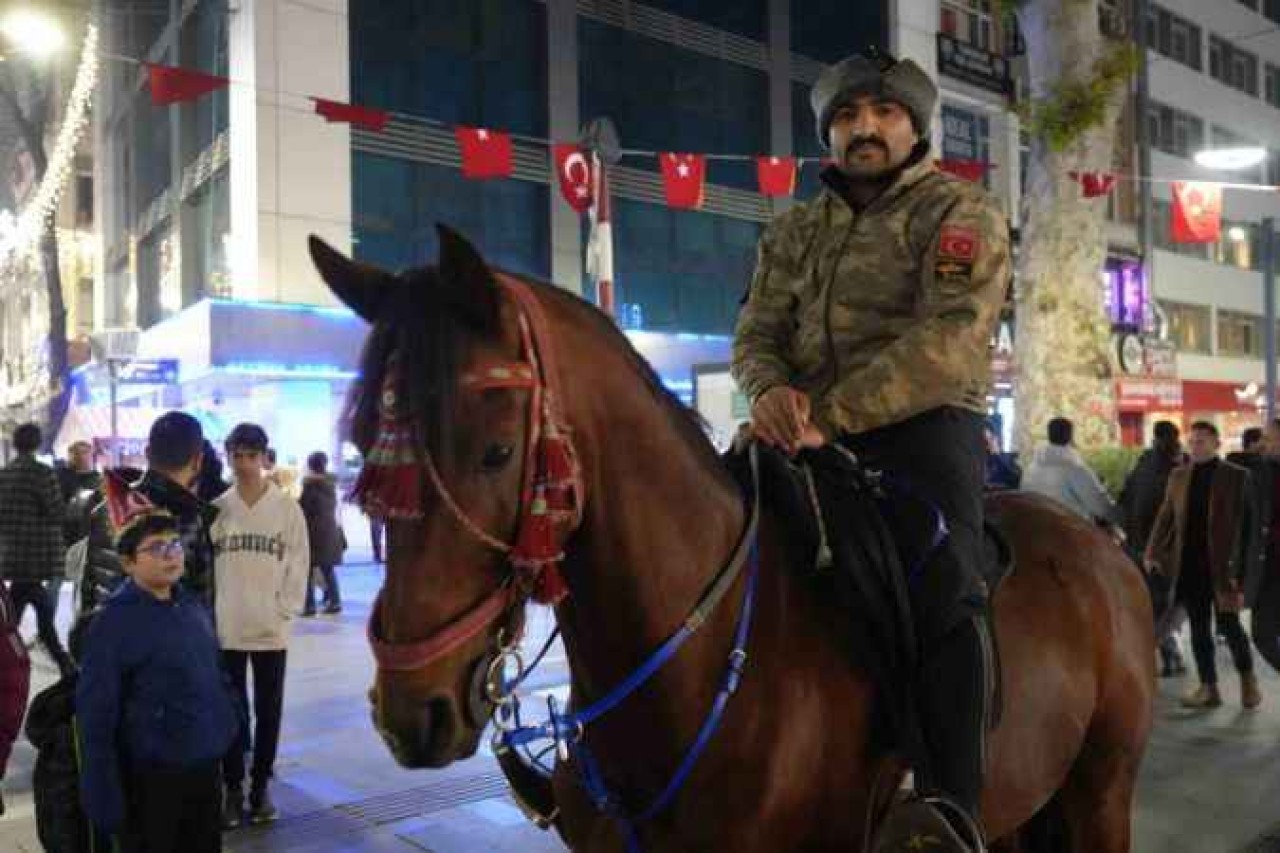 'At Türkün Kanadıdır' Diyerek Yeni Yıla Atla Girdi 10