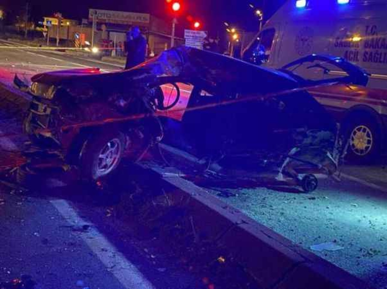 Sakarya’da kamyonla çarpışan otomobil hurdaya döndü: 2 ölü 3