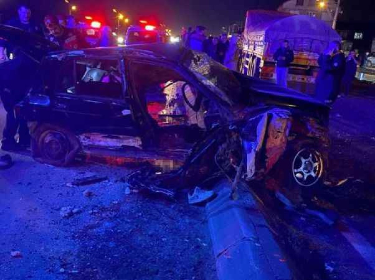 Sakarya’da kamyonla çarpışan otomobil hurdaya döndü: 2 ölü 4