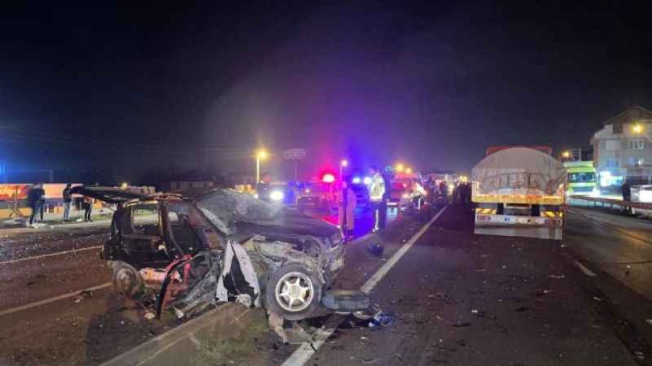 Sakarya’da kamyonla çarpışan otomobil hurdaya döndü: 2 ölü 6