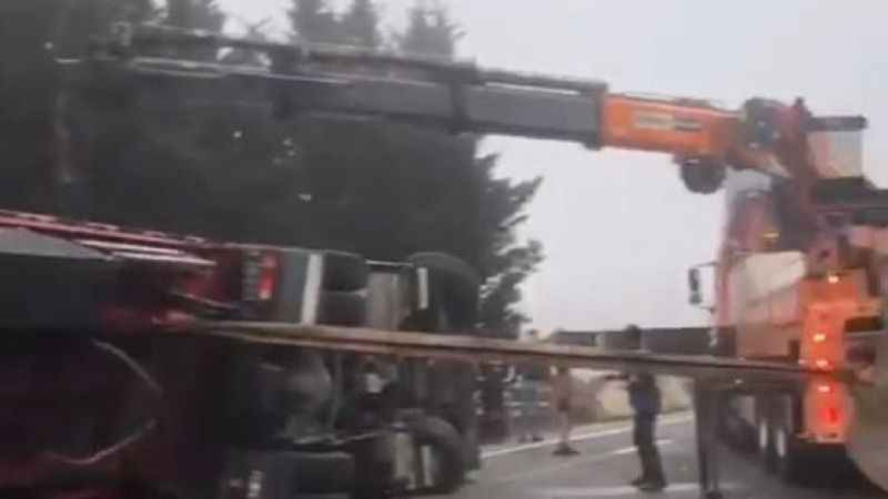 Kocaeli TEM’de Kontrolden Çıkan Tır Devrildi 2