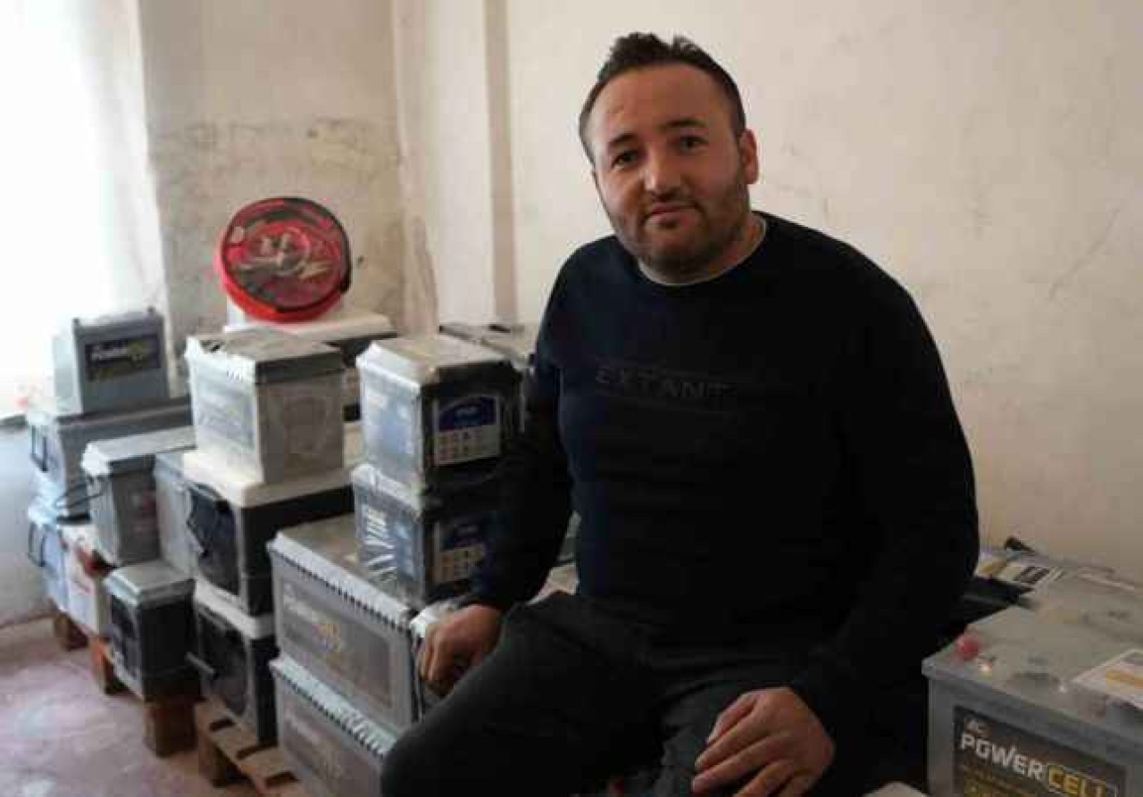 “Bir Türlü Devlet Dairesine Atanamayan Öğretmen Yarım Kalan Hayallerini Akü Satarak Gerçekleştiriyor! 4