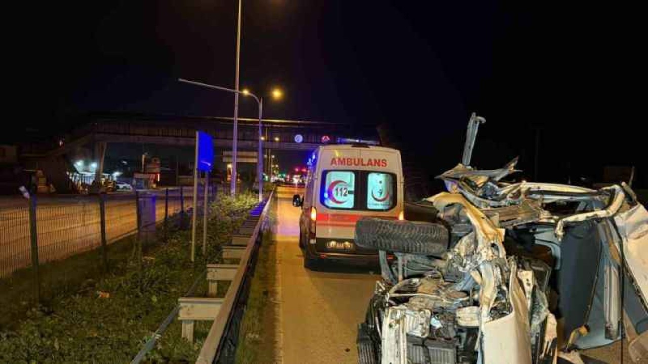 Tıra arkadan çarpan ticari araç hurda yığınına döndü: 1 ölü, 1 yaralı 3