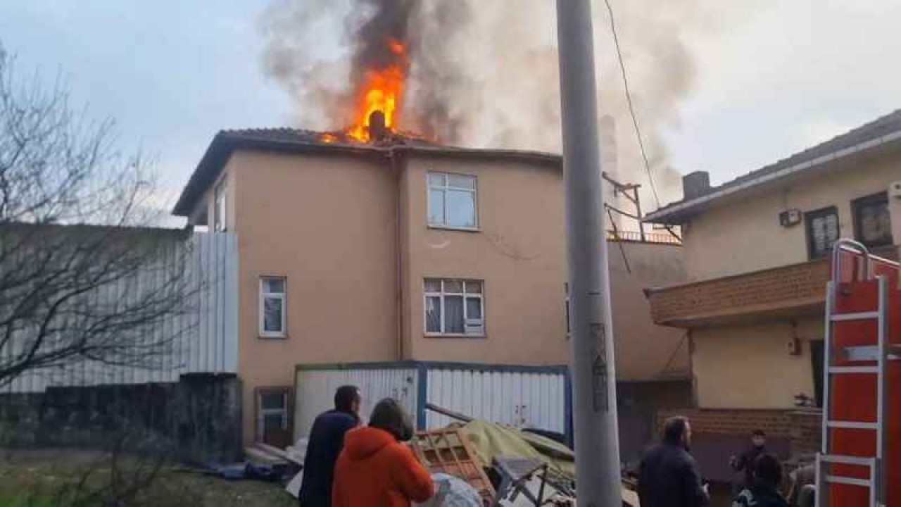 Bilinmeyen Bir Sebeple Çıkan Yangında Binanın Çatı Katı Alev Alev Yandı! 5