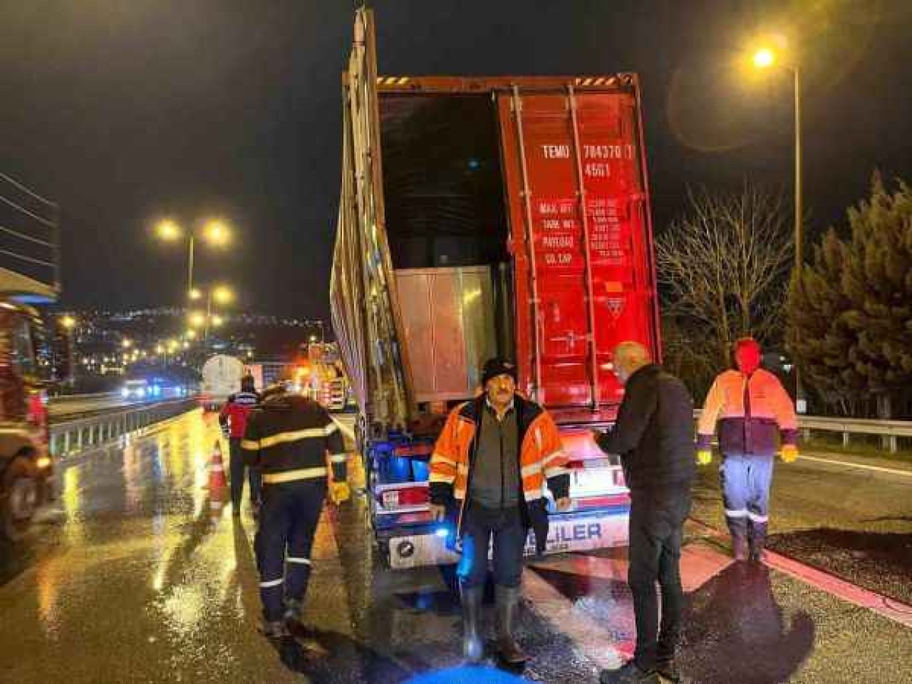 TEM’de Tır Dorsesinde Patlama: 1 İtfaiye Eri Yaralandı! 5