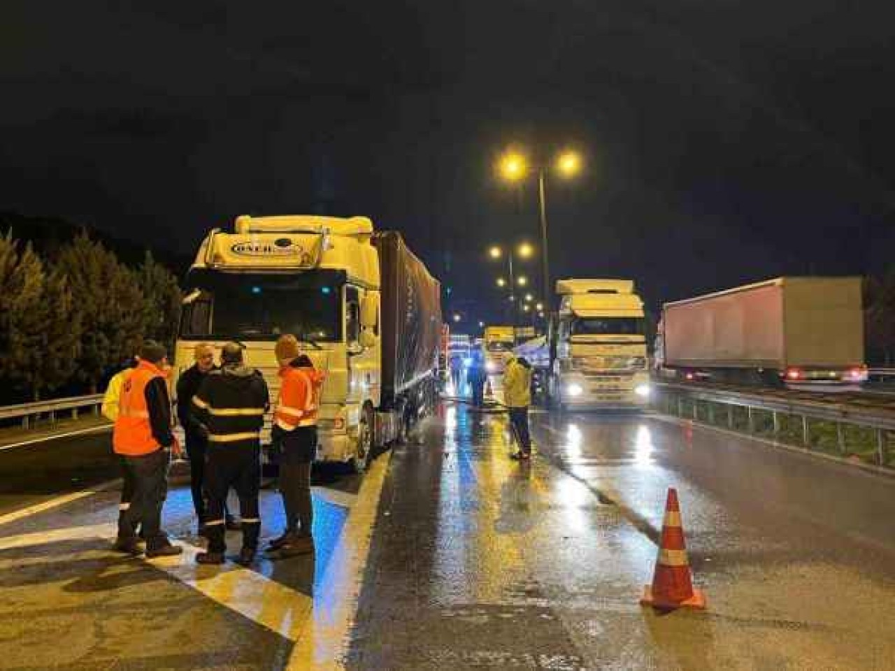 TEM’de Tır Dorsesinde Patlama: 1 İtfaiye Eri Yaralandı! 7