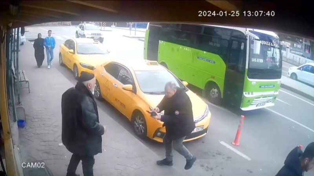 İlginç Kaza: Yaya Geçidinden Yürüyerek Karşıya Geçen Güvercine Otomobil Çarptı! 3
