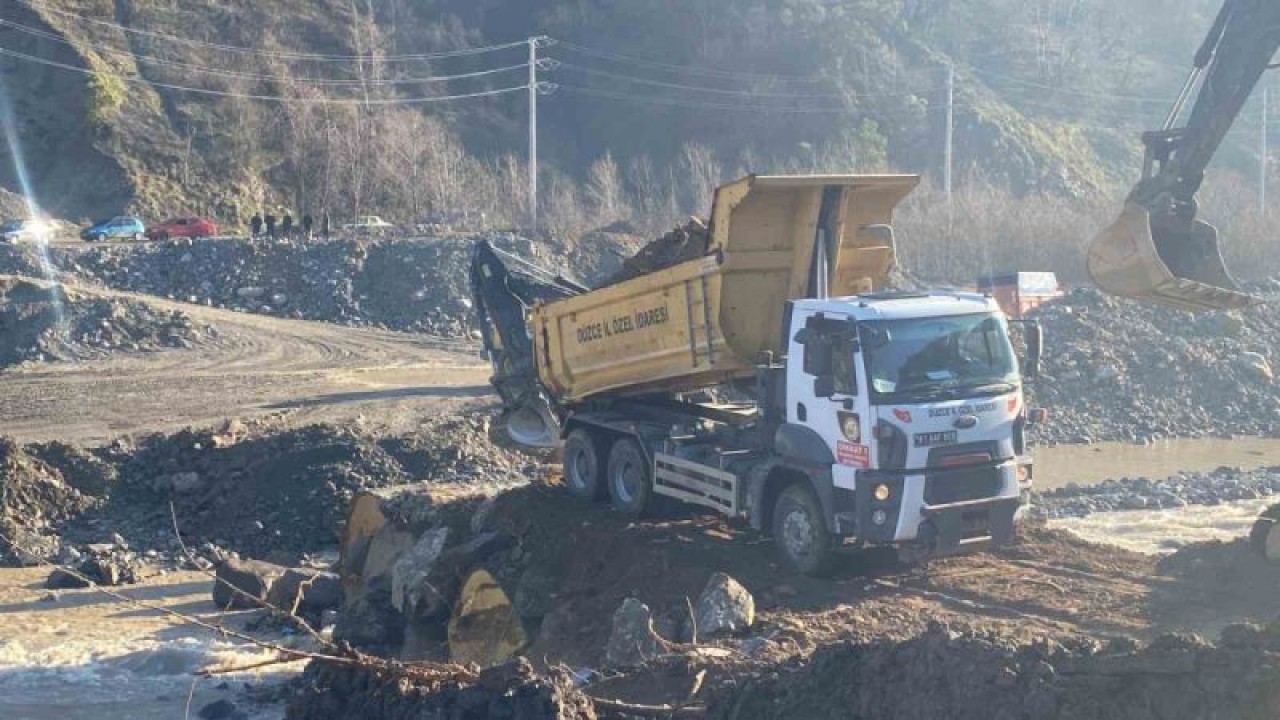 Düzce’de Köy Yollarını Birbirine Bağlayan Yolda Heyelan! 8