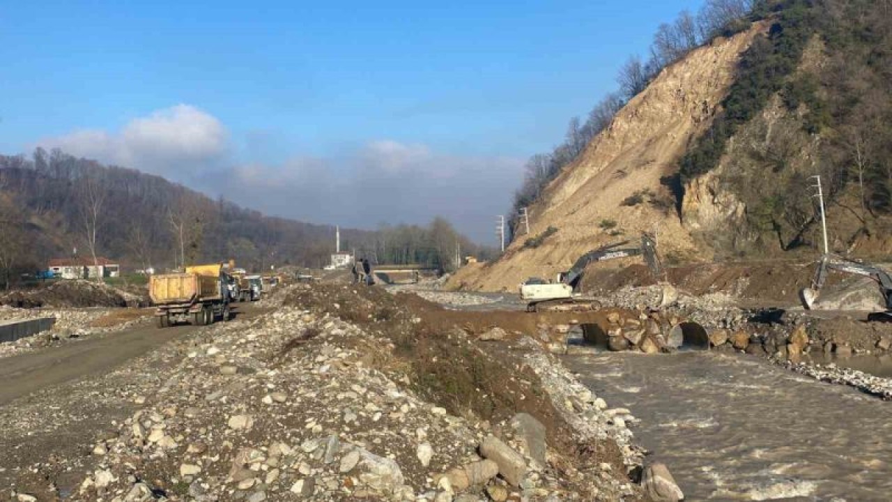 Düzce’de Köy Yollarını Birbirine Bağlayan Yolda Heyelan! 10