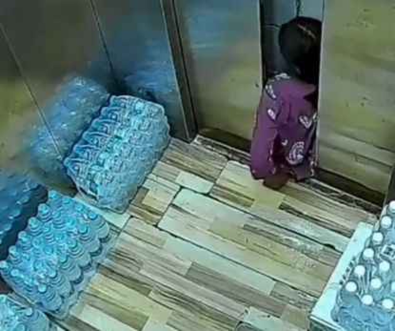 Bu Kadın Ne Yapmaya Çalışıyor? Asansör Boşluğuna Girdi ve  Kapıyı Kapattı