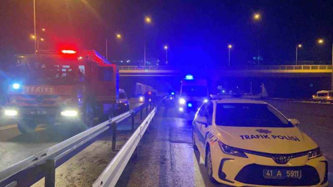 Otomobil önce tıra, ardından bariyere çarparak sürüklendi: 1 ölü, 3 yaralı 4