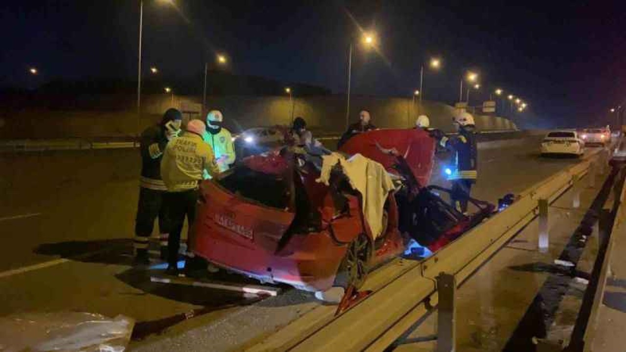 Otomobil önce tıra, ardından bariyere çarparak sürüklendi: 1 ölü, 3 yaralı 5