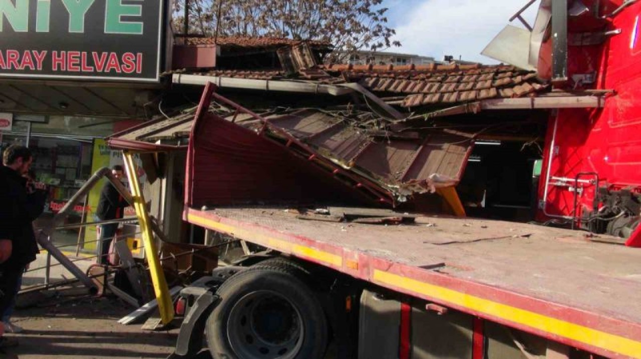  Kocaeli İzmit'te Trafik Kazası: 4 Yaralı 7
